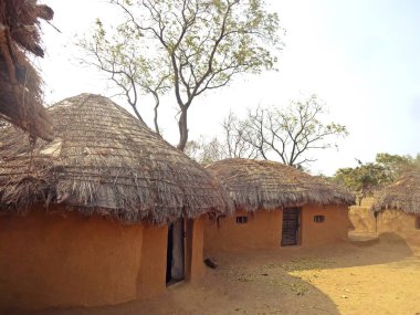 Hindistan 'ın kırsal köyündeki kulübeler.