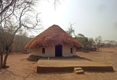 Hindistan 'ın kırsal köyündeki kulübeler.