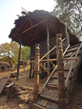 Hindistan 'ın kırsal köyündeki kulübeler.