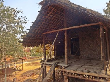 Hindistan 'ın kırsal köyündeki kulübeler.