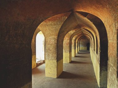 Barbara Imbara 'nın bodrum koridoru Lucknow.