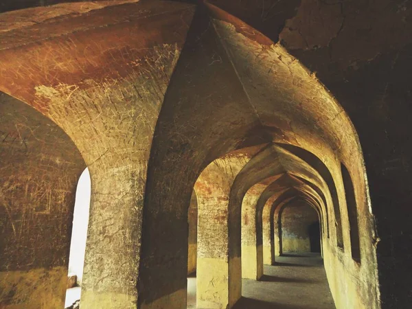 在Bara Imambara Lucknow的地下室走廊 — 图库照片
