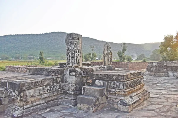 Eski Neelkanth Tapınağı Alwar Rajasthan 'da kaldı.