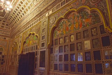 Jodhpur, Rajasthan 'daki Mehrangarh Seesh Mahal Sarayı' nın içinde. 