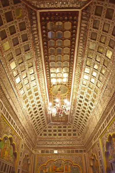 Jodhpur, Rajasthan 'daki Mehrangarh Seesh Mahal Sarayı' nın içinde. 