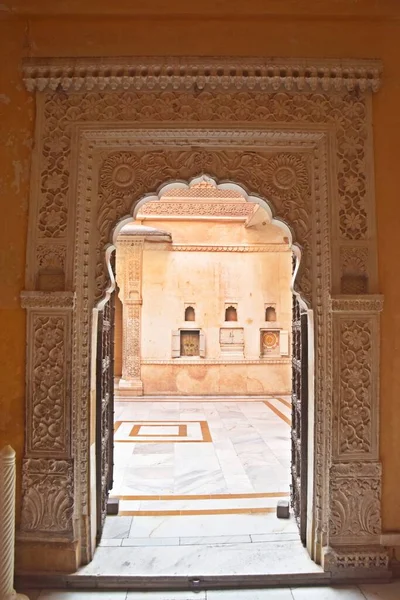Jodhpur, Rajasthan 'daki Mehrangarh Seesh Mahal Sarayı' nın içinde. 