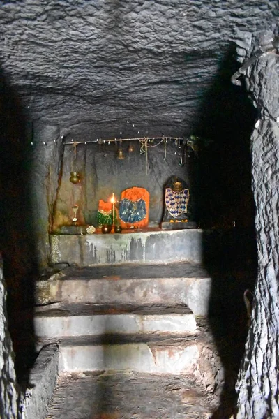 在印度马哈拉施特拉邦的长方形洞穴中雕刻 — 图库照片