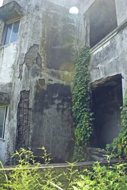 Mumbai, Hindistan 'da terk edilmiş bir bina. 