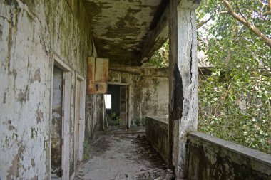 Mumbai, Hindistan 'da terk edilmiş bir bina. 