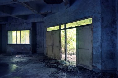 Mumbai, Hindistan 'da terk edilmiş bir bina. 