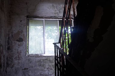 Mumbai, Hindistan 'da terk edilmiş bir bina. 