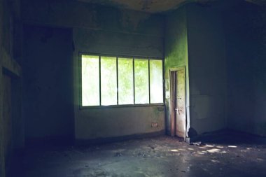 Mumbai, Hindistan 'da terk edilmiş bir bina. 