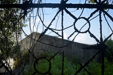 Eski terk edilmiş binada paslı demir ızgara.