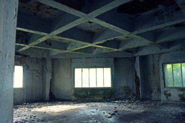 Mumbai, Hindistan 'da terk edilmiş bir bina. 