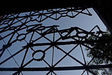 Eski terk edilmiş binada paslı demir ızgara.