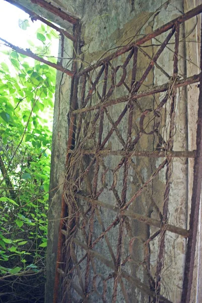 Eski Terk Edilmiş Binada Paslı Demir Izgara — Stok fotoğraf