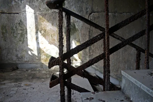 Grill Ferro Enferrujado Velho Edifício Abandonado — Fotografia de Stock