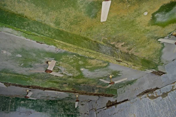 Потолочный Вентилятор Заброшенного Здания — стоковое фото