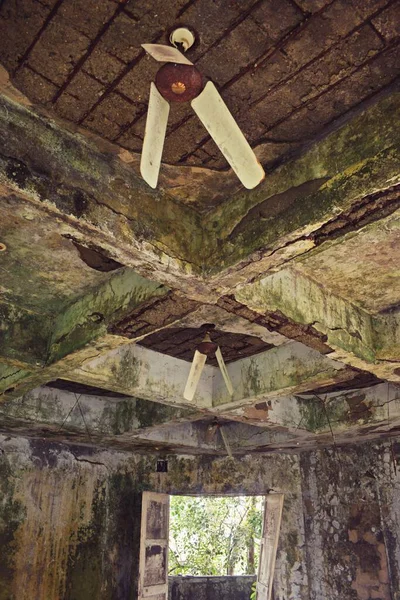 廃墟と化した建物の天井ファン — ストック写真