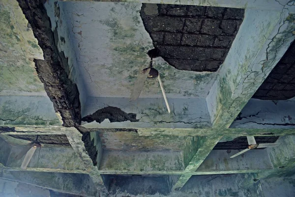 廃墟と化した建物の天井ファン — ストック写真