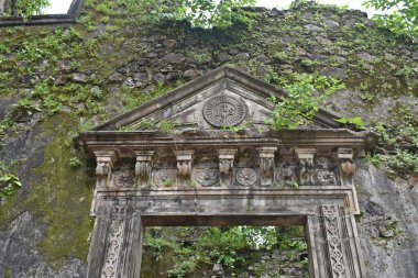 Vasai, Maharashtra, Hindistan 'daki terk edilmiş ortaçağ kilisesi.