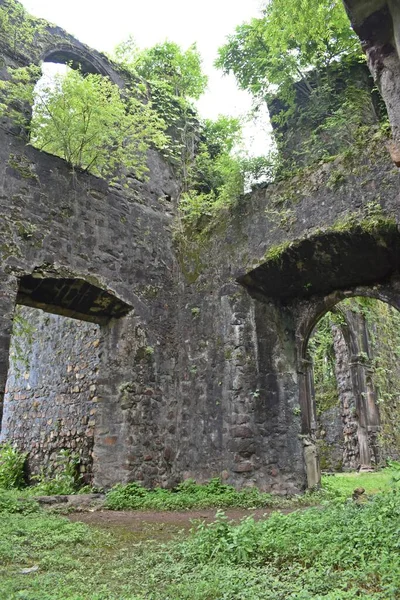 Vasai Kalesi harabesi, Maharashtra, Hindistan 