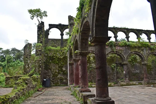 Vasai Kalesi harabesi, Maharashtra, Hindistan 