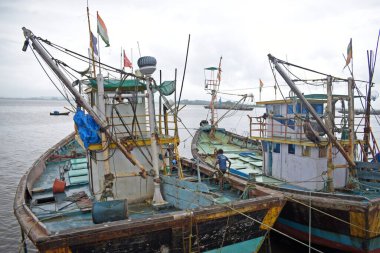 Müzede eski paslı metal kelepçeler