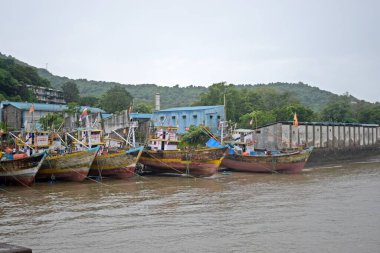 Müzede eski paslı metal kelepçeler