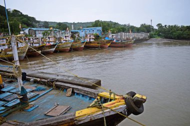 Müzede eski paslı metal kelepçeler