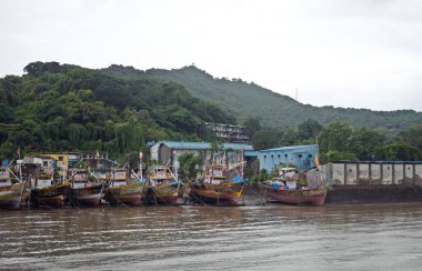 Denizde balıkçı tekneleri