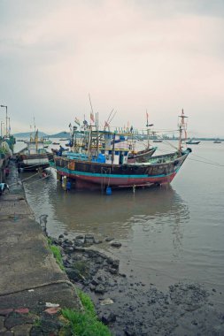 Sahilde balıkçı tekneleri