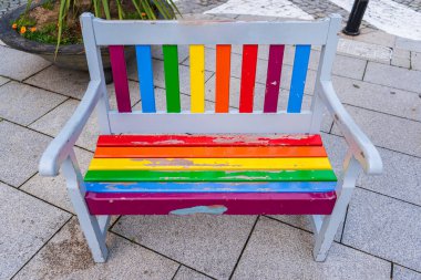 Cambados koncellosu tarafından yerleştirilen LGTBI bayrağının renkleriyle süslenmiş şehir bankı.