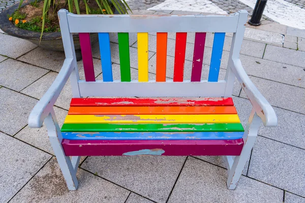 Cambados koncellosu tarafından yerleştirilen LGTBI bayrağının renkleriyle süslenmiş şehir bankı.