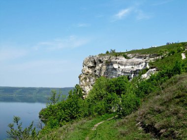 Bakota bölgesindeki Dnister nehrinin sol kıyısındaki uçurum. Ukrayna 'nın Khmelnytskyi bölgesi 2 Mayıs 2010