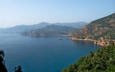 Porto Körfezi 'nin sol tarafında Porto' nun girişinde Ceneviz gözetleme kulesi var. Korsika 2 Mayıs 2013