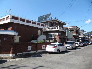 Çatıda güneş panelleri olan modern Kore kulübeleri. Güney Kore 'nin Changwon, Gyeongsangnam-do bölgesinin Uichang-gu ilçesi. 20 Ekim 2013