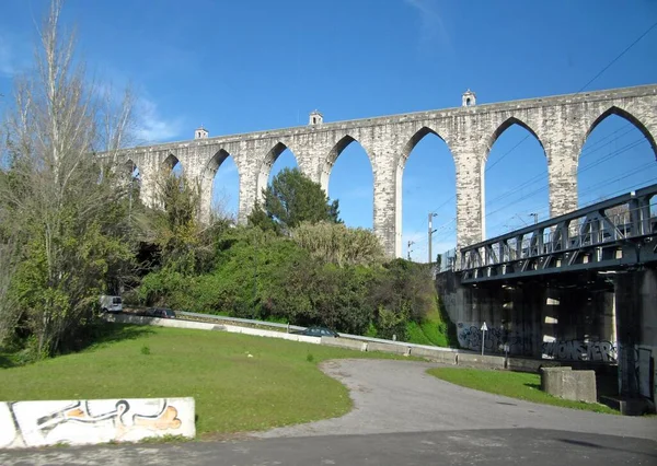 Lisboa Arcos Aqueduto Antigo Águas Livres Atravessando Vale Alcantara Vista — Fotografia de Stock