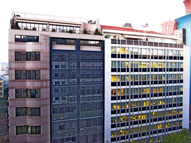 Lisbon, Campo Pequeno bölgesi. 5 Ekim bulvarında kış gündoğumu. Turim Iberia Oteli 'nden görüntü. 2 Ocak 2015