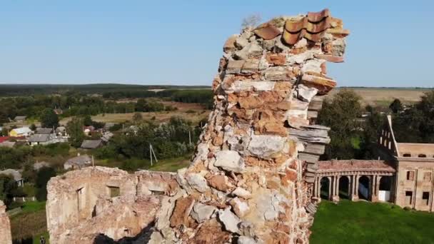 Ruínas do edifício antigo velho do castelo em europa, disparado do drone acima, archaelogy aéreo — Vídeo de Stock