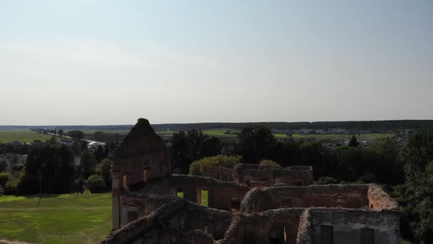 Ruínas do edifício antigo velho do castelo em europa, disparado do drone acima, archaelogy aéreo — Vídeo de Stock