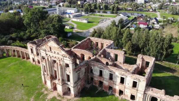 Ruínas do edifício antigo velho do castelo em europa, disparado do drone acima, archaelogy aéreo — Vídeo de Stock