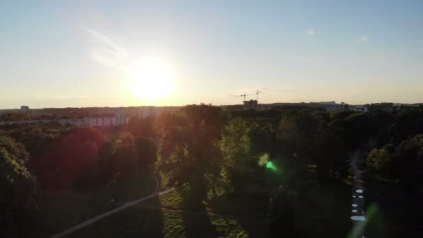 Flug über grüne Stadtparklandschaft, Luftaufnahme von der Drohne, wunderschöne urbane Szenerie, Minsk, Weißrussland — Stockvideo