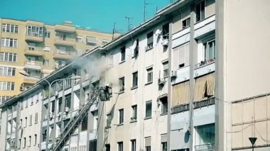 İtfaiyeci vinç merdiveninden apartman yangınını söndürdü.