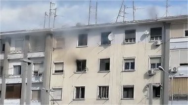 Apartman yangını gerçek cep telefonu dumanı