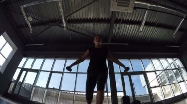 Kilolu kadın spor dünyasında sakar acemi antrenman yapmaya çalışıyor.