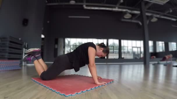 Excesso de peso senhora tentando treinar fazendo esporte novato desajeitado no mundo fitness — Vídeo de Stock