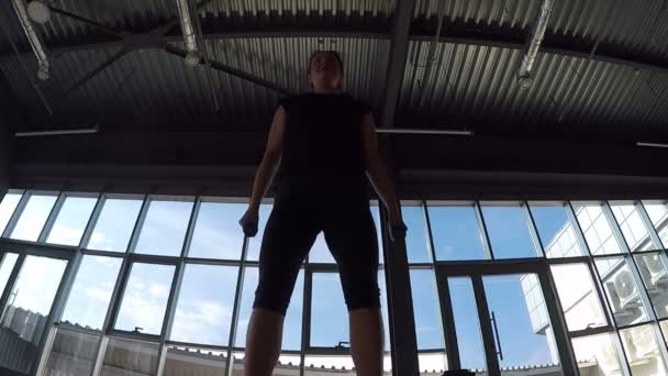 Надмірна вага леді намагається тренуватися робити спорт незграбний новачок у фітнес-світі — стокове відео