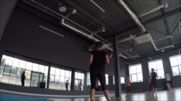 Kobieta szkolenia robi cardio ćwiczenia tai-bo w siłowni w klubie sportowym — Wideo stockowe
