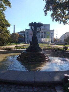 Sonbaharda Riga Letonya 'da parkta fontan